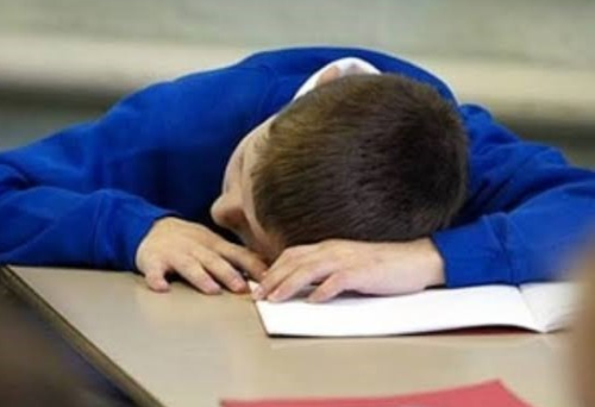 Se un ragazzo si addormenta sul banco, può essere perché la fatica della sclerosi multipla lo consuma da dentro