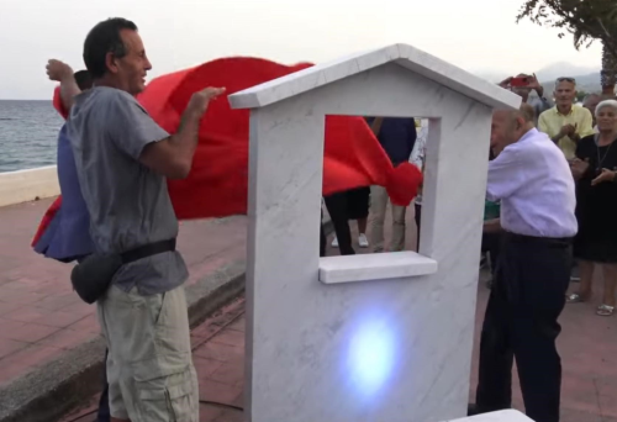 Lo scultore con disabilità visiva Felice Tagliaferri disvela a Bovalino, insieme a Bruno Malafarina, la scultura da lui dedicata ad Antonio Giuseppe Malafarina, una finestra permanentemente aperta sul mare