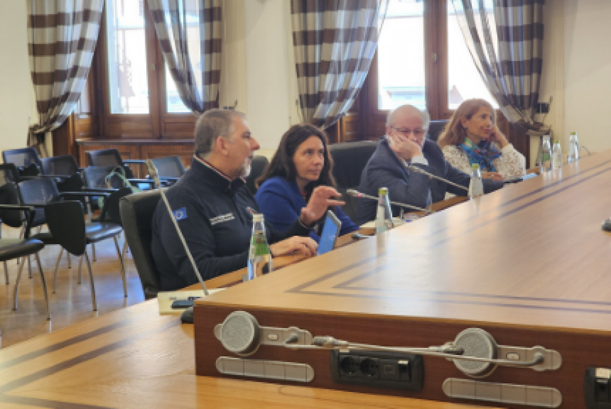 Insieme alla ministra per le Doisabilità Locatelli (seconda da sinistra), alcuni partecipanti all'incontro di insediamento del tavolo di lavoro avviato per aiutare e sostenere i bambini e le bambine con disabilità e gravi patologie, provenienti in particolare dal territorio di Gaza, nell’àmbito della riabilitazione