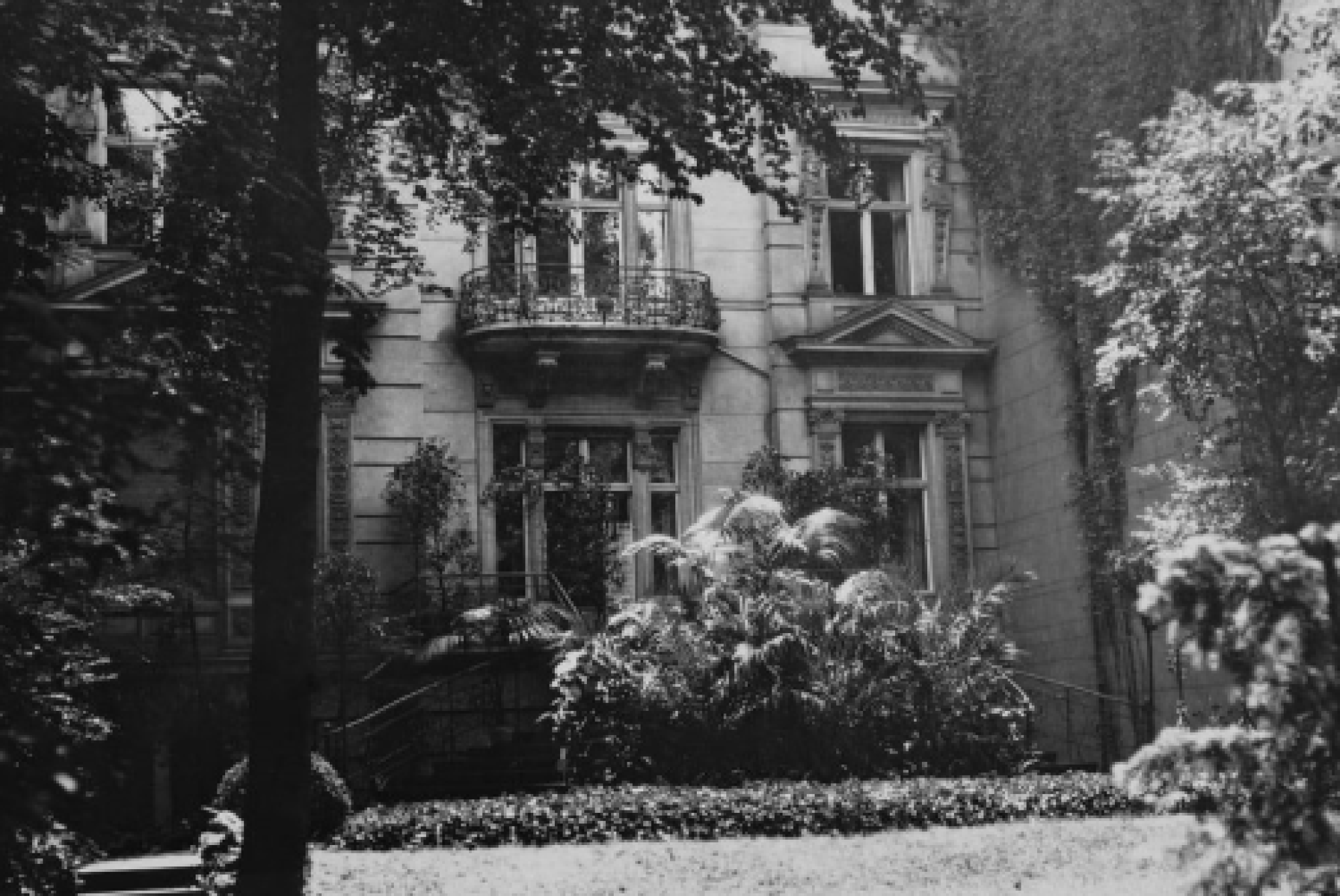 Un’immagine della casa di Berlino – espropriata a una persona ebrea – che fu la base dell’“Aktion T4″, l’operazione di sterminio delle persone con disabilità, durante il nazismo. Il nome “T4” deriva proprio dall’indirizzo di quello stabile (Tiergartenstrasse 4)