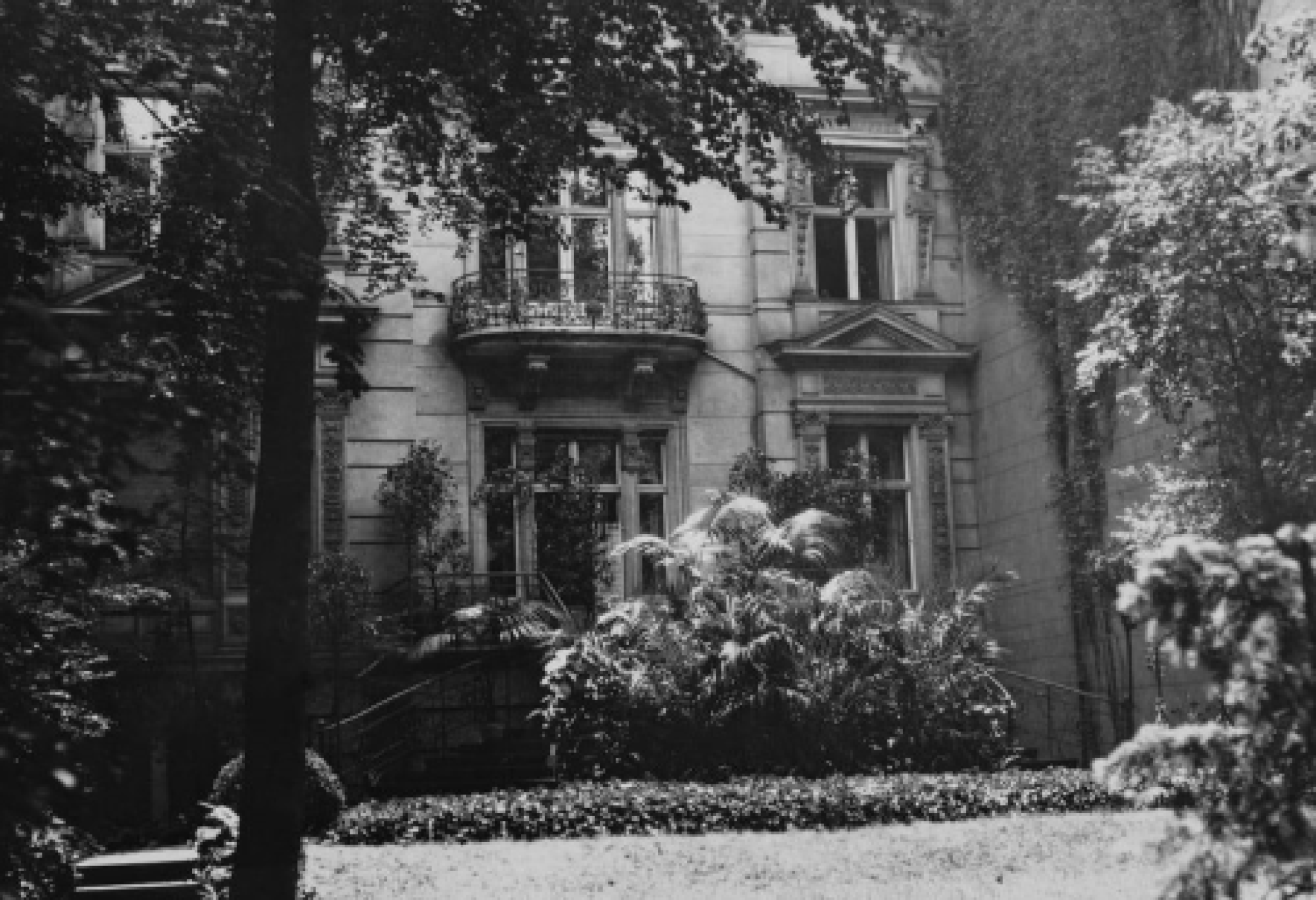 Un’immagine della casa di Berlino – espropriata a una persona ebrea – che fu la base dell’“Aktion T4″, l’operazione di sterminio delle persone con disabilità, durante il nazismo. Il nome “T4” deriva proprio dall’indirizzo di quello stabile (Tiergartenstrasse 4)