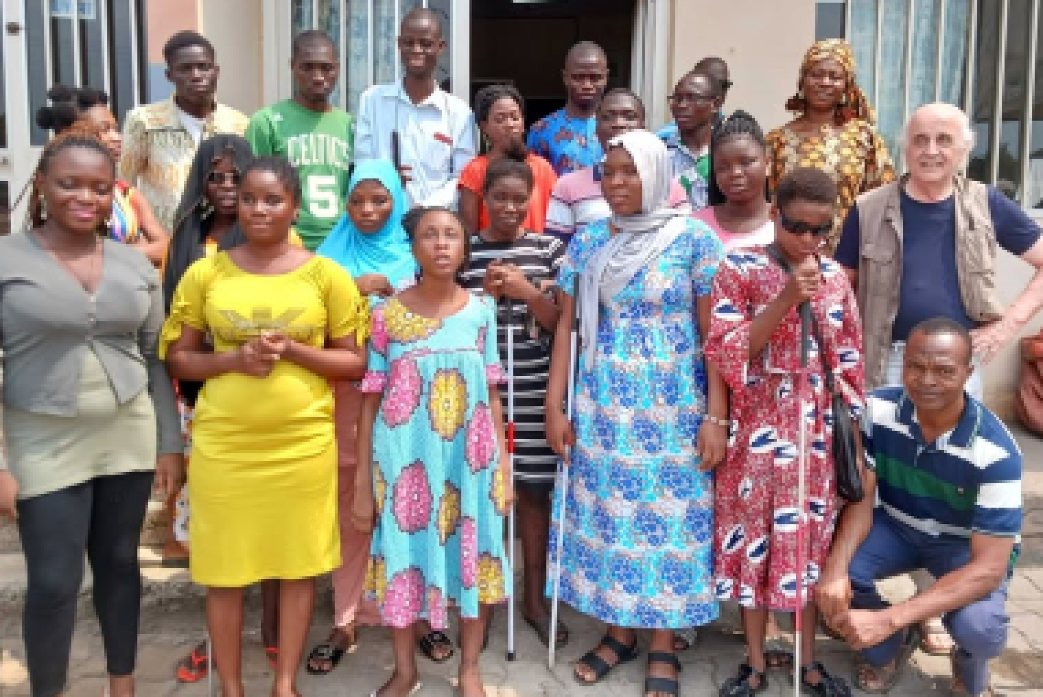 Studenti e studentesse universitari ciechi del Togo insieme a Flavio Fogarolo