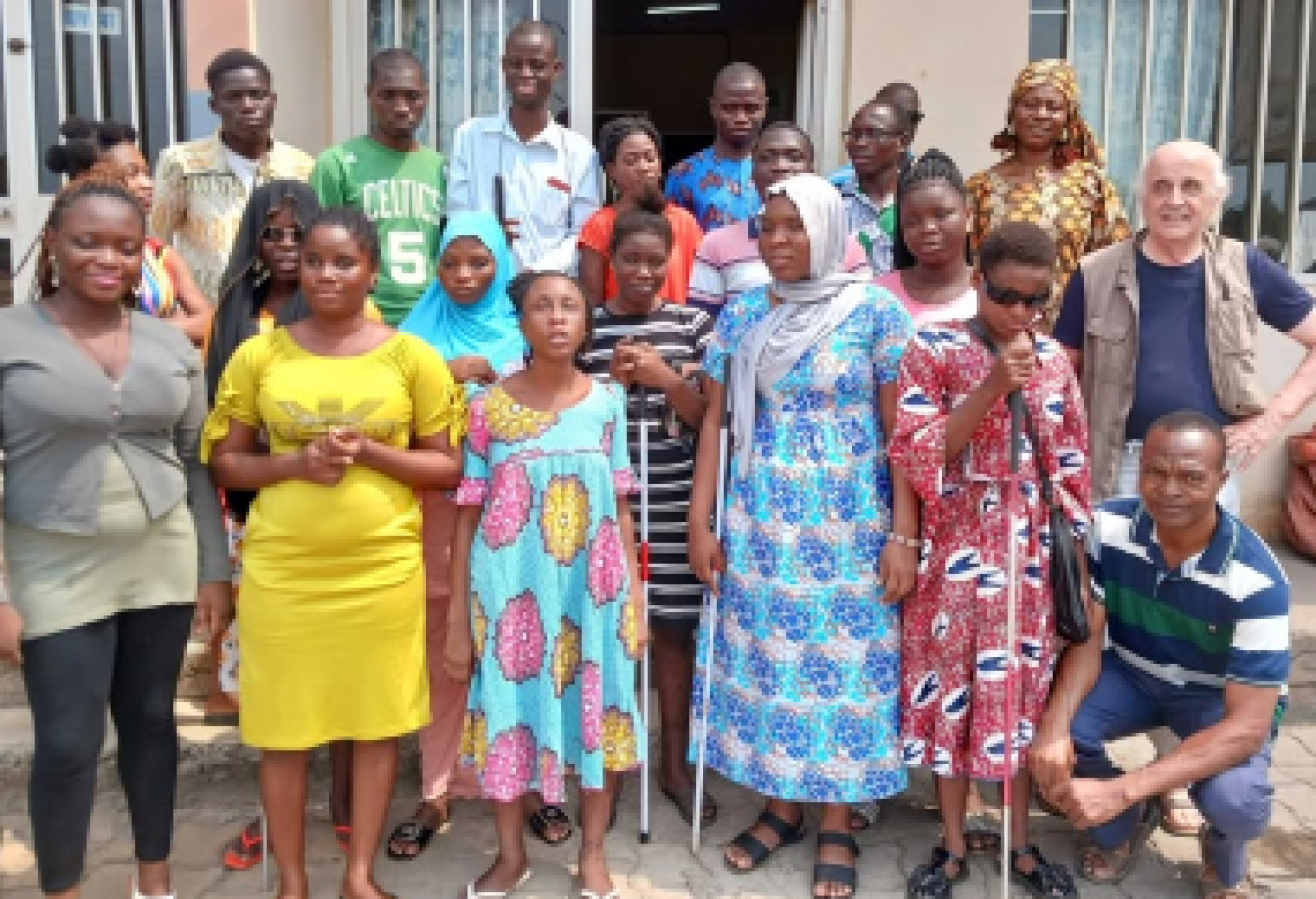 Studenti e studentesse universitari ciechi del Togo insieme a Flavio Fogarolo