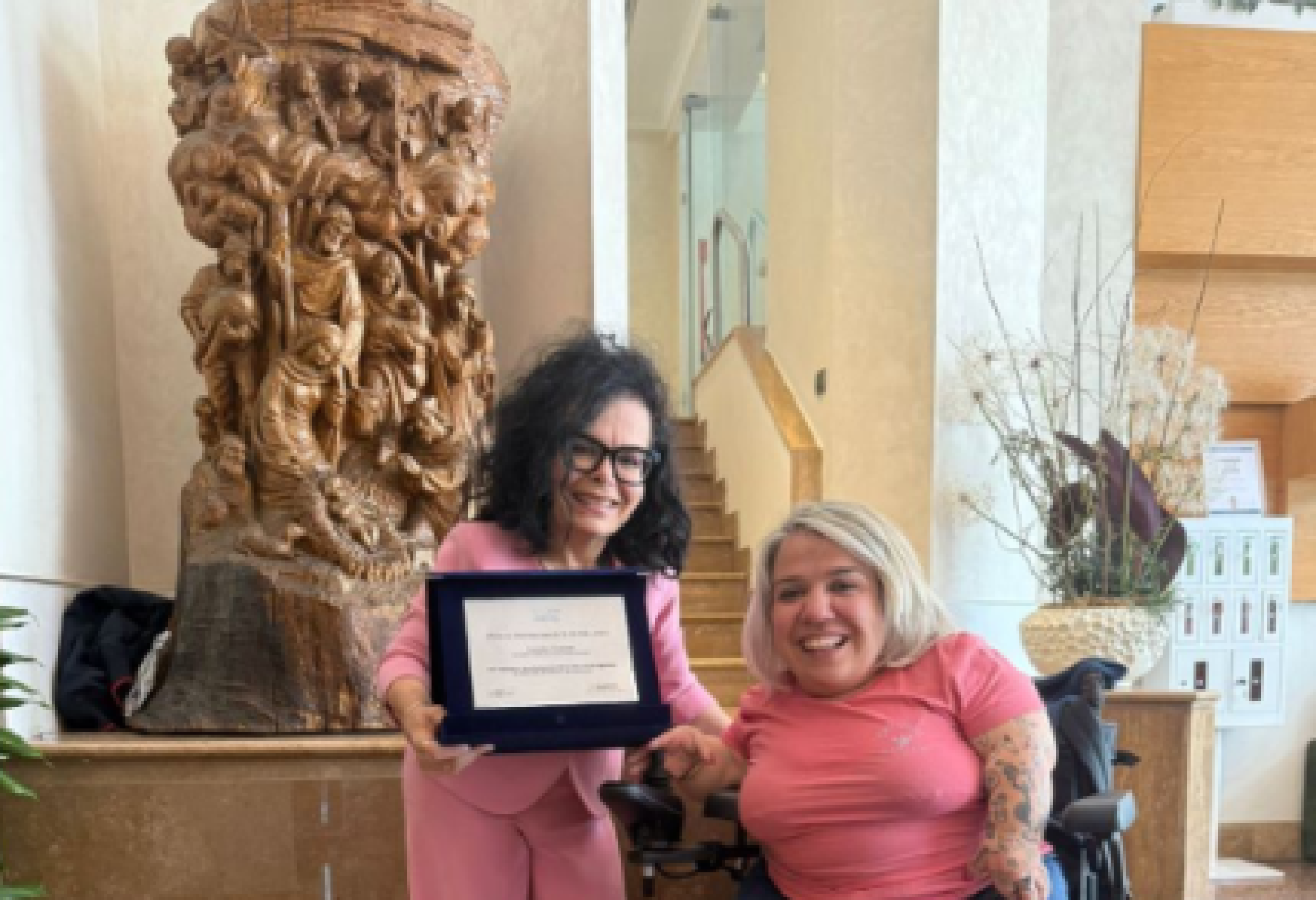 La consegna a Valentina Tomirotti (a destra) del "Premio Internazionale SIDIMA 2025"