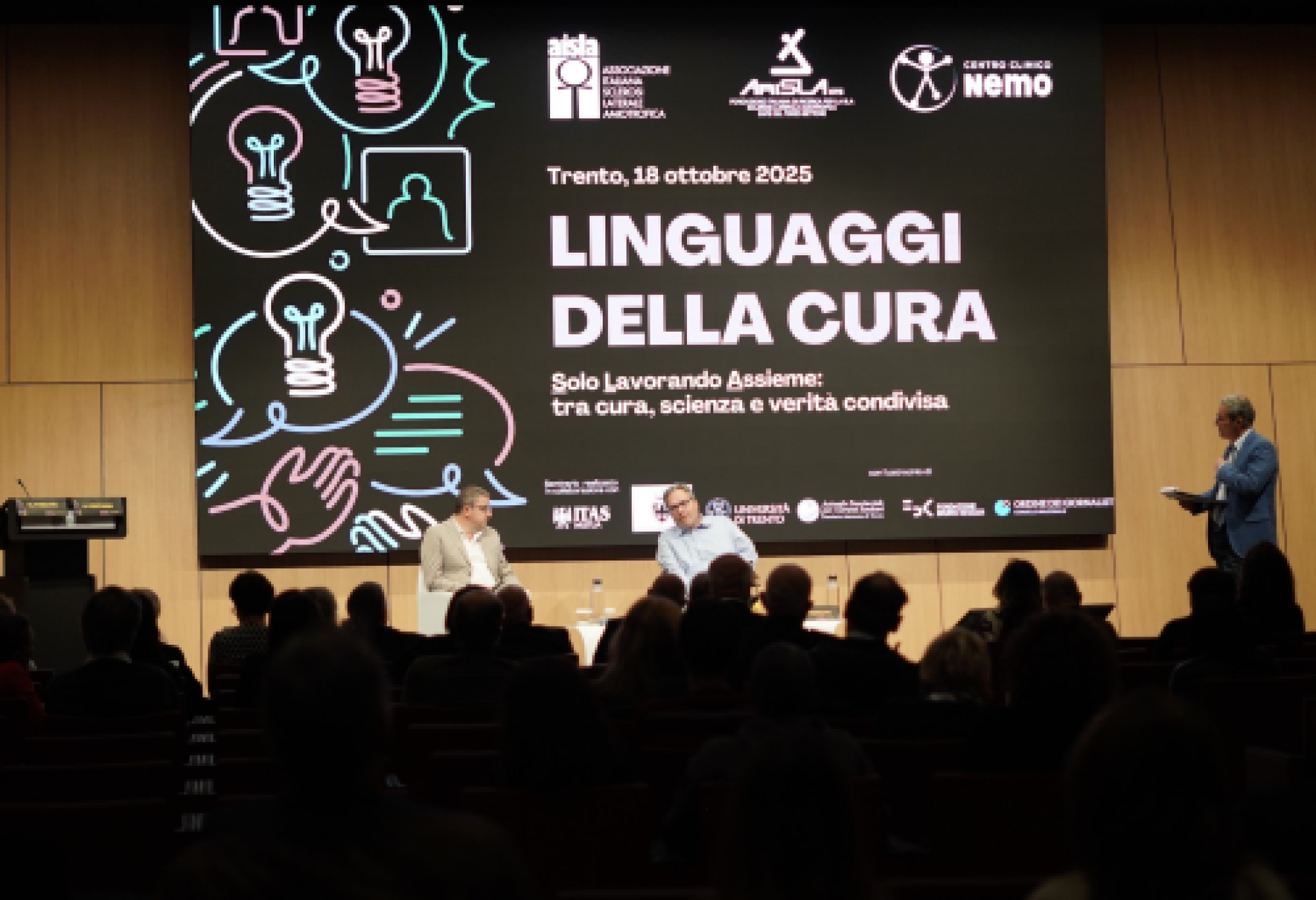 Il presidente della Provincia Autonoma di Trento Fugatti (a sinistra) e il segretario nazionale dei Centri Clinici NeMo Fontana, sul palco dell'incontro di Trento
