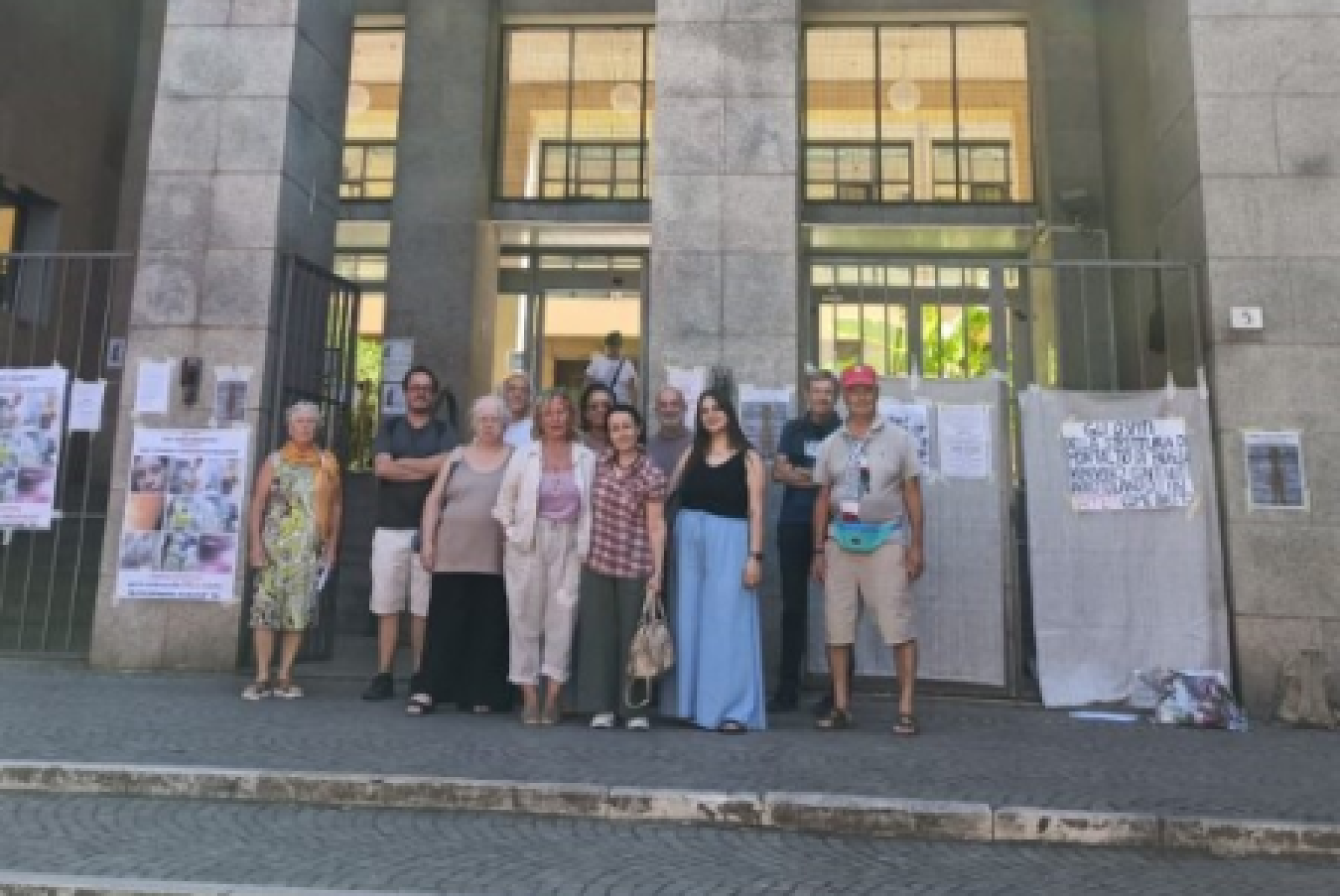 Alcune delle persone intervenute al diciottesimo presidio dell'11 luglio scorso, davanti al Tribunale di Pisa, per solidarietà alle vittime dei maltrattamenti attuati, nel 2016, in una struttura dedicata a persone autistiche di Montalto di Fauglia (Pisa)