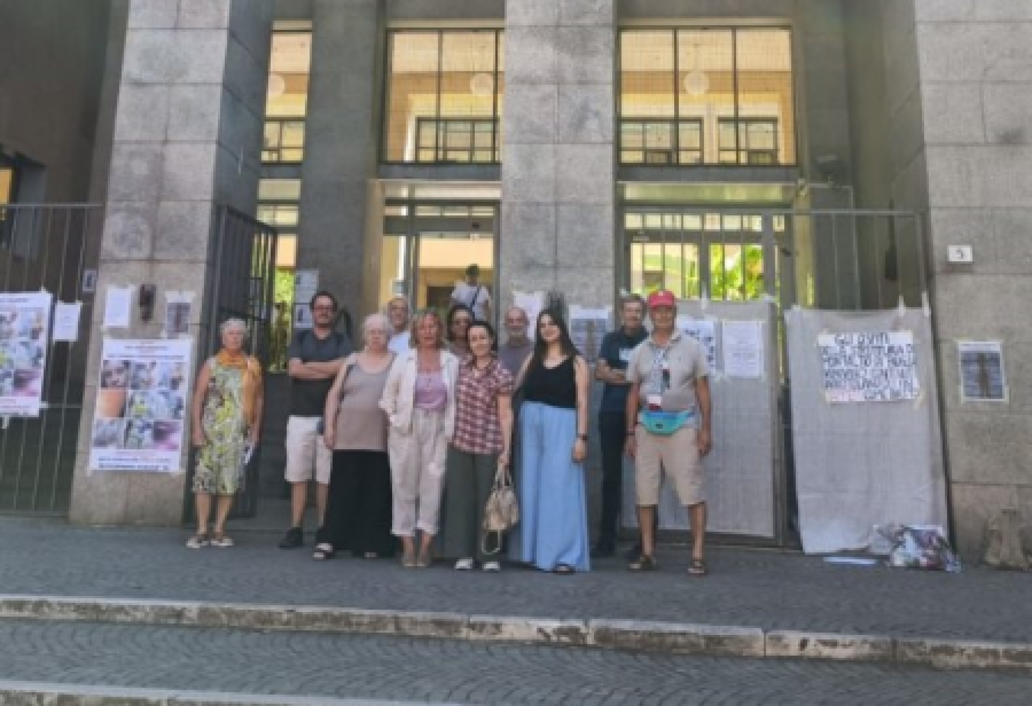 Alcune delle persone intervenute al diciottesimo presidio dell'11 luglio scorso, davanti al Tribunale di Pisa, per solidarietà alle vittime dei maltrattamenti attuati, nel 2016, in una struttura dedicata a persone autistiche di Montalto di Fauglia (Pisa)