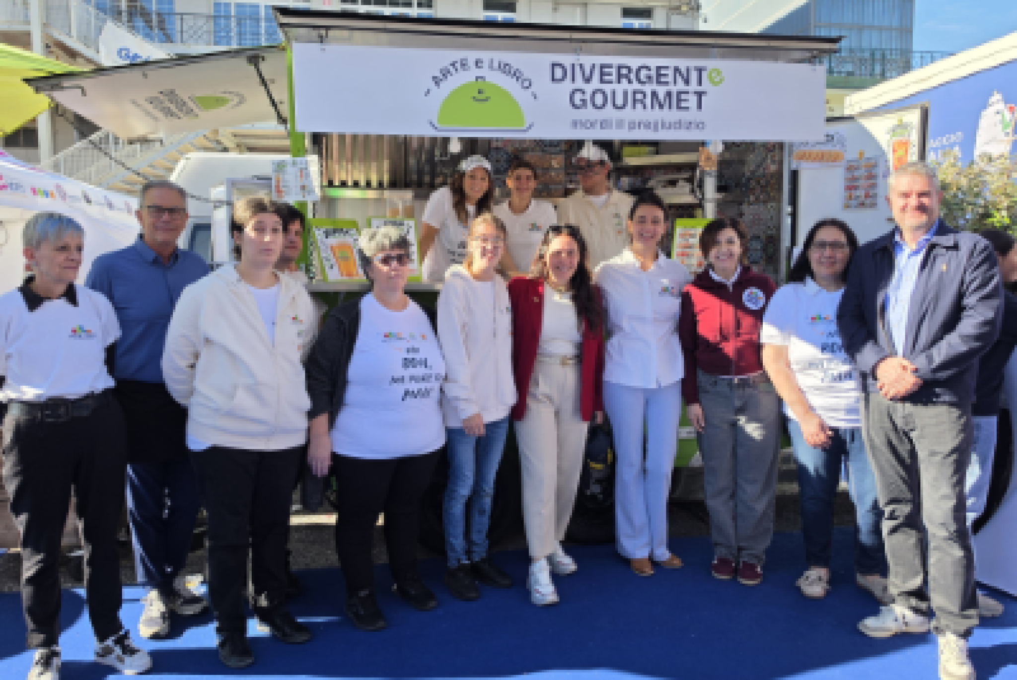 Foto di gruppo a Trieste per la ministra Locatelli (al centro), in uno dei food truck inclusivi, presenti per l'occasione