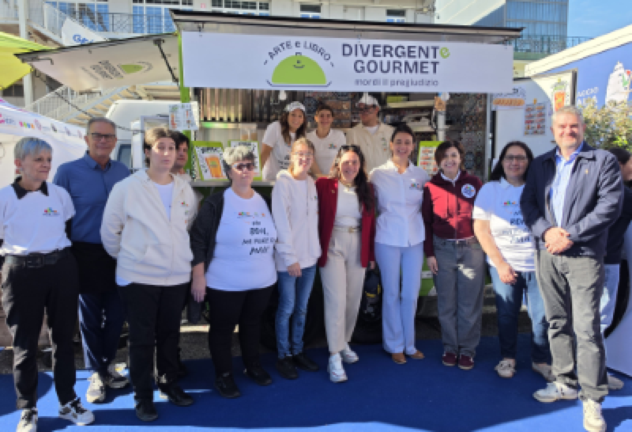Foto di gruppo a Trieste per la ministra Locatelli (al centro), in uno dei food truck inclusivi, presenti per l'occasione