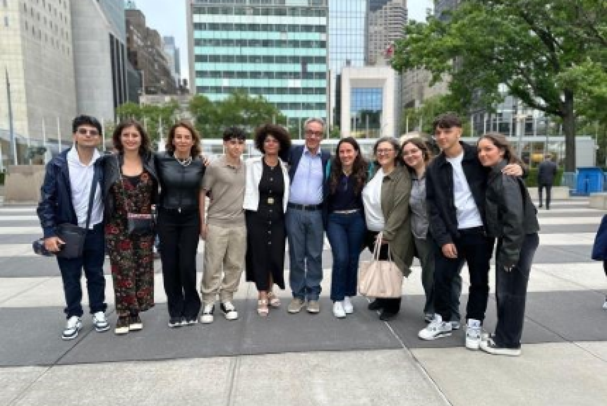 Foto di gruppo per il Tulipano nei pressi del Palazzo delle Nazioni Unite di New York (quinta da destra la ministra per le Disabilità Locatelli, sesto da destra il presidente del Tulipano Minucci)