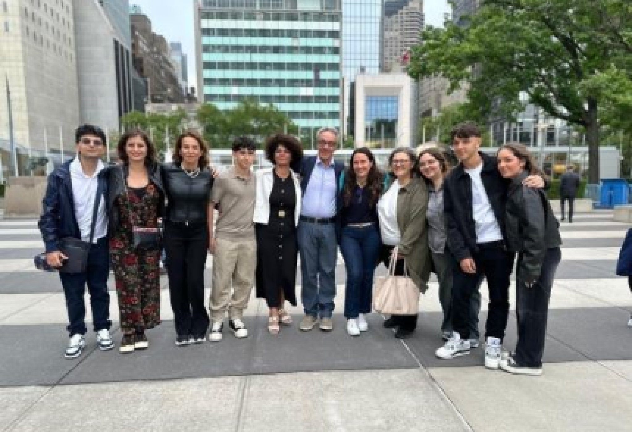 Foto di gruppo per il Tulipano nei pressi del Palazzo delle Nazioni Unite di New York (quinta da destra la ministra per le Disabilità Locatelli, sesto da destra il presidente del Tulipano Minucci)