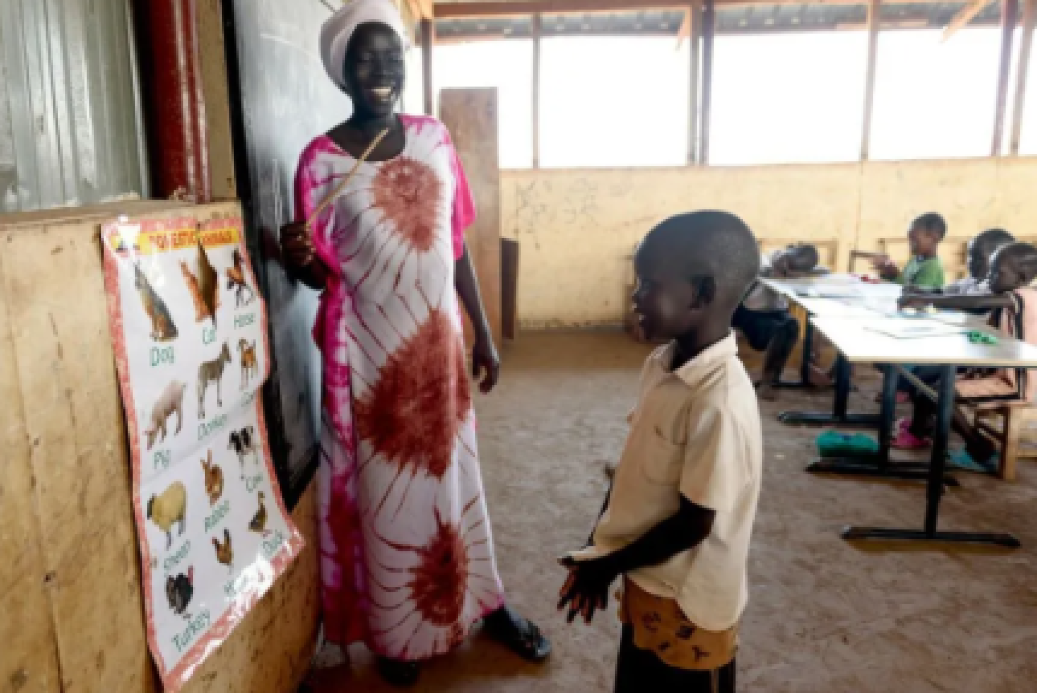 Bambino e maestra alla lavagna in una scuola del Turkana in Kenya