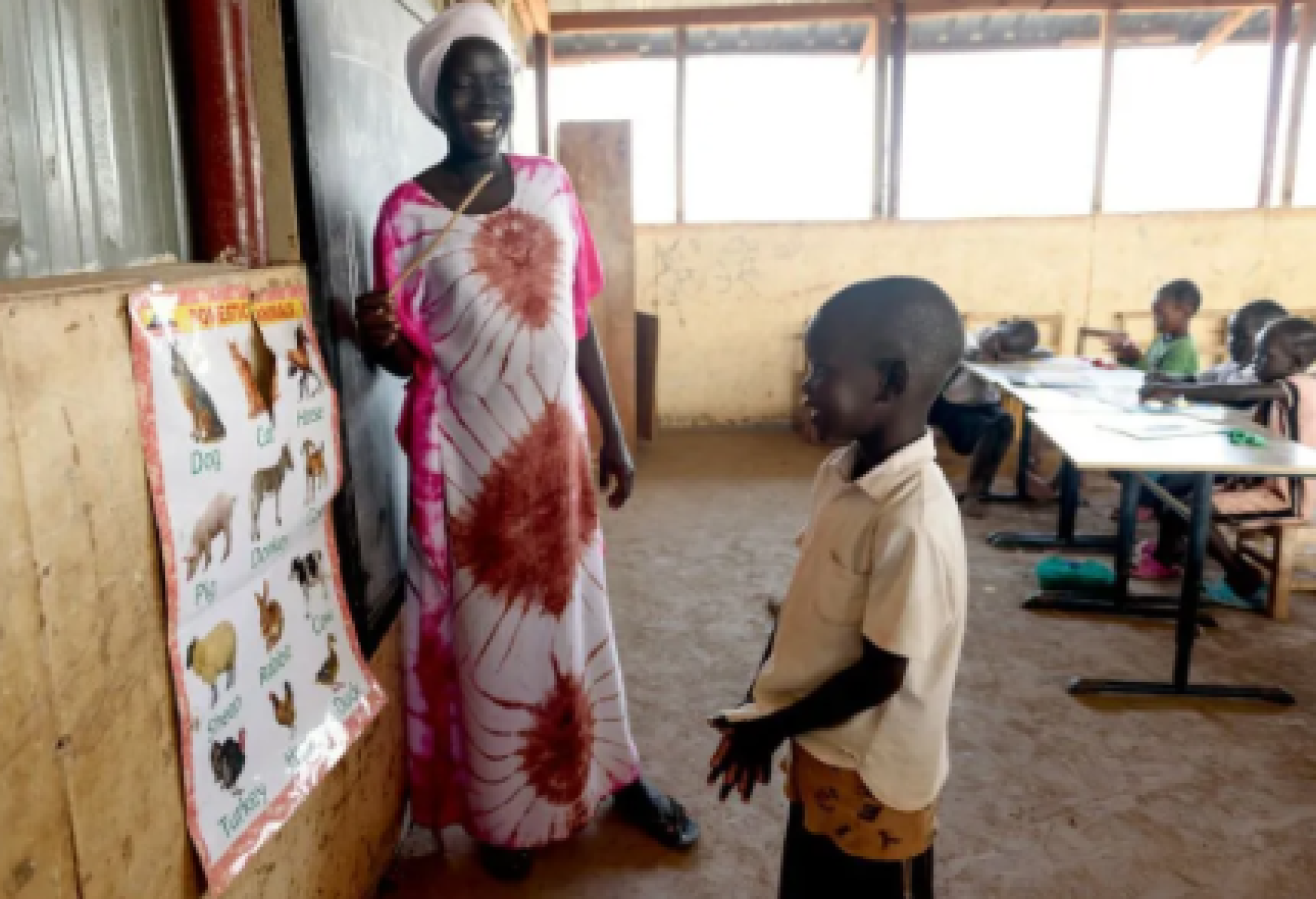 Bambino e maestra alla lavagna in una scuola del Turkana in Kenya