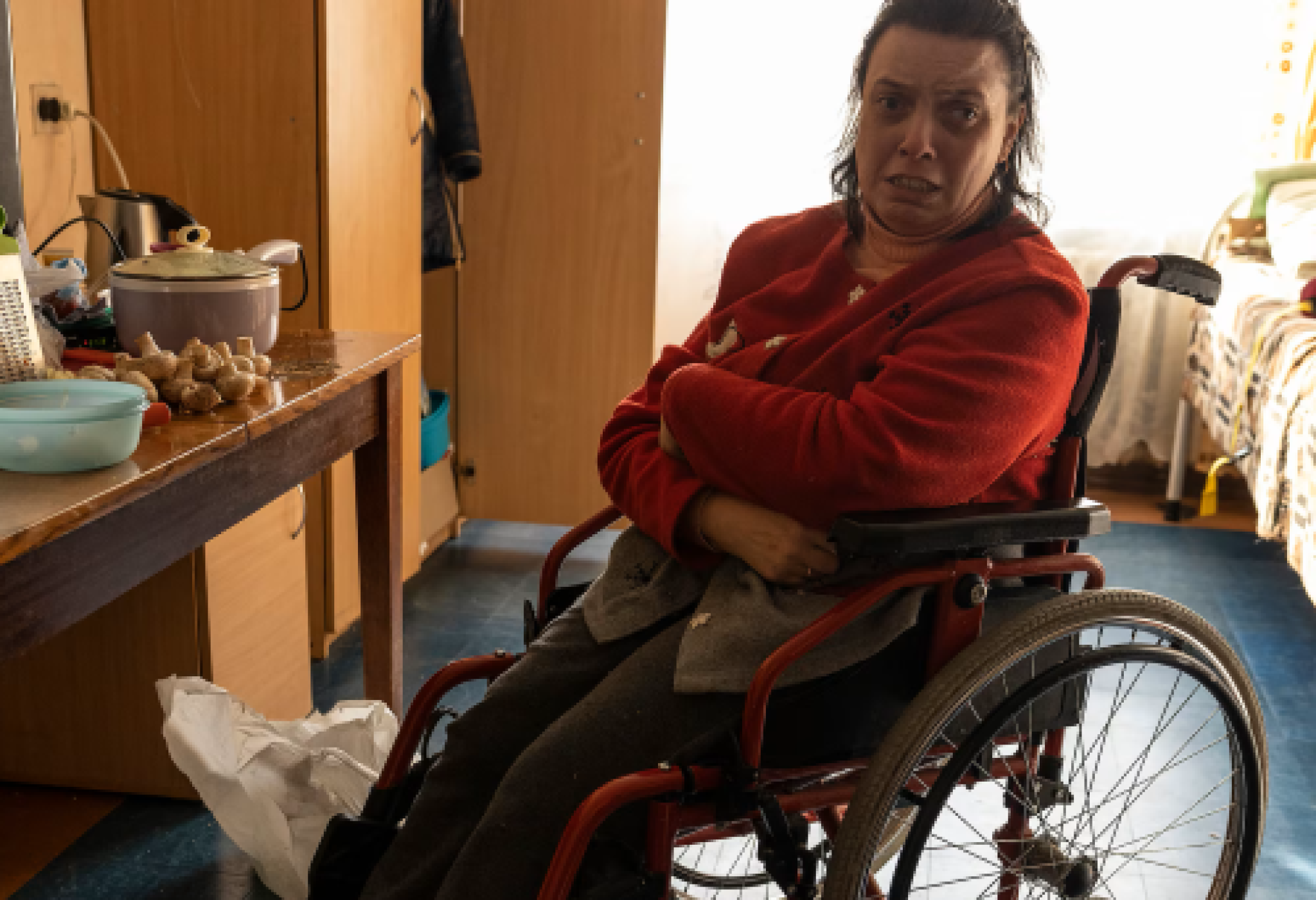 Immagine del 2023 di una donna ucraina con disabilità in una casa di cura per persone con disabilità fisiche e mentali a Dnipro (©Heidi Levine per «Washington Post»)