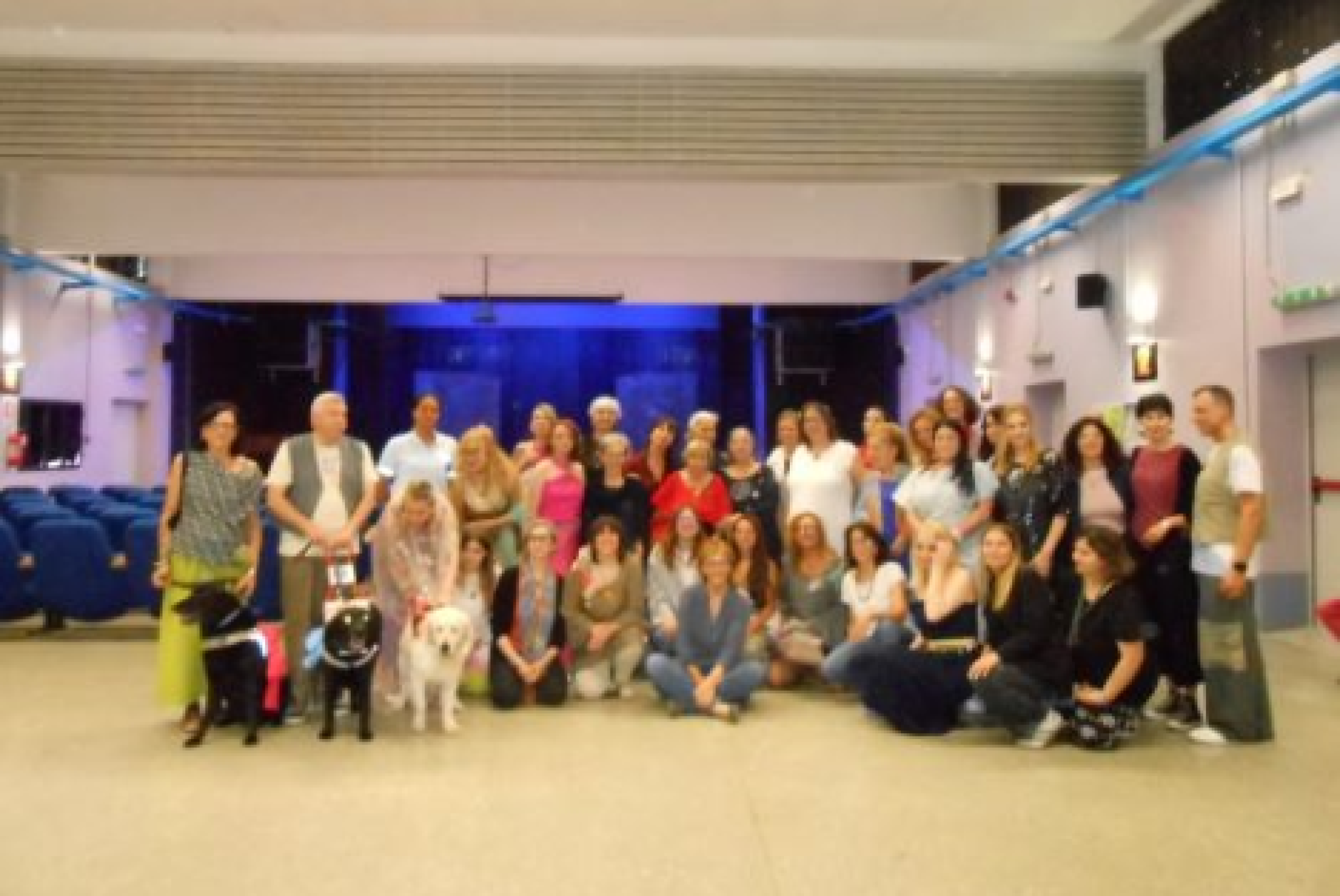 Foto di gruppo per le persone coinvolte nel progetto "Creatività inclusiva"