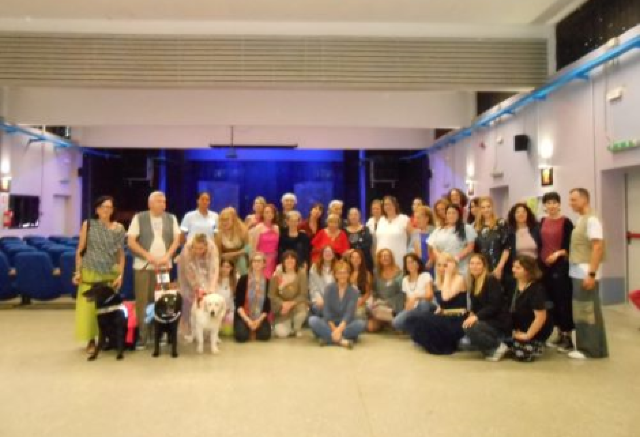 Foto di gruppo per le persone coinvolte nel progetto "Creatività inclusiva"