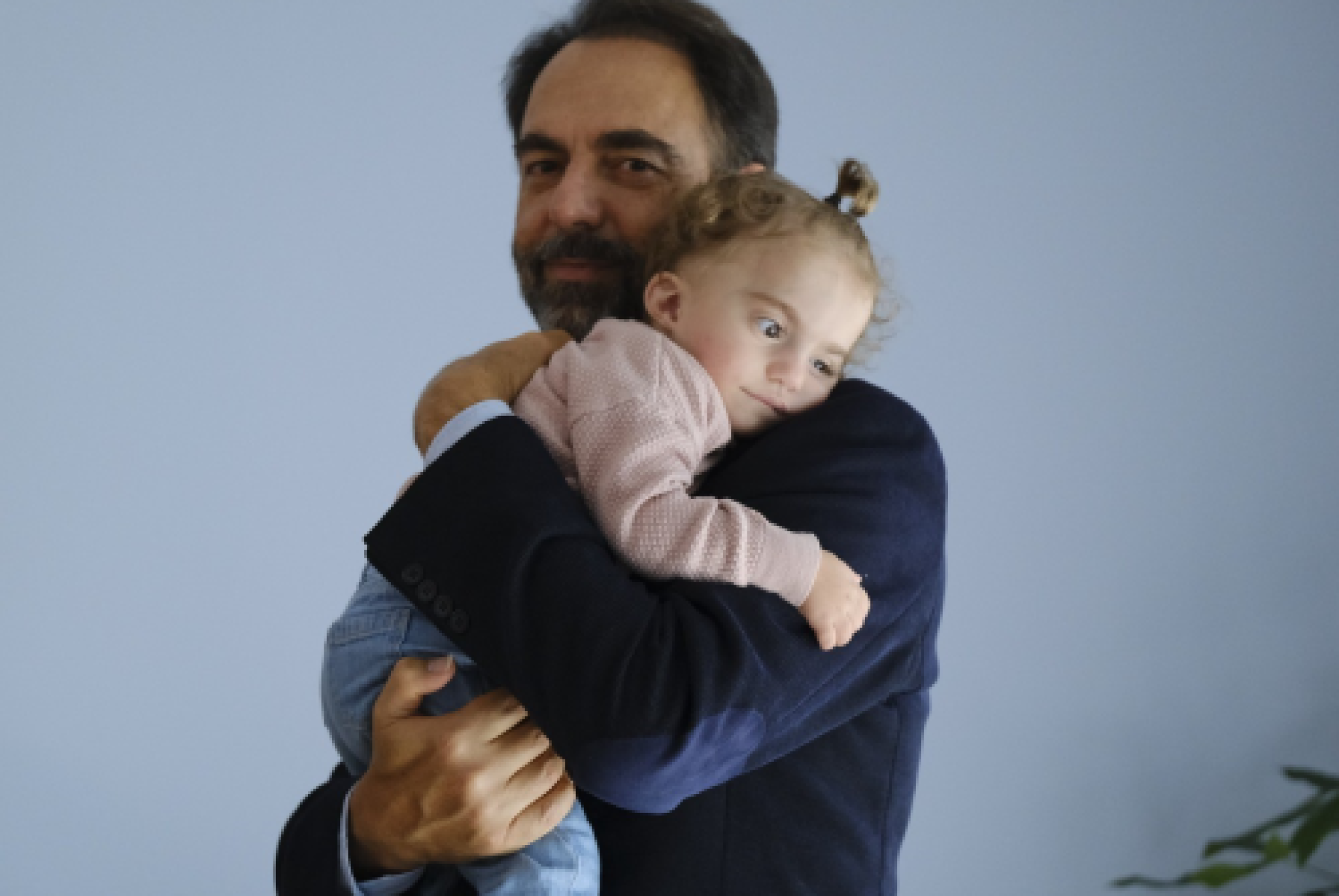 L'attore Neri Marcorè è il testimonial della campagna "Una storia di mani" della Fondazione Lega del Filo d'Oro