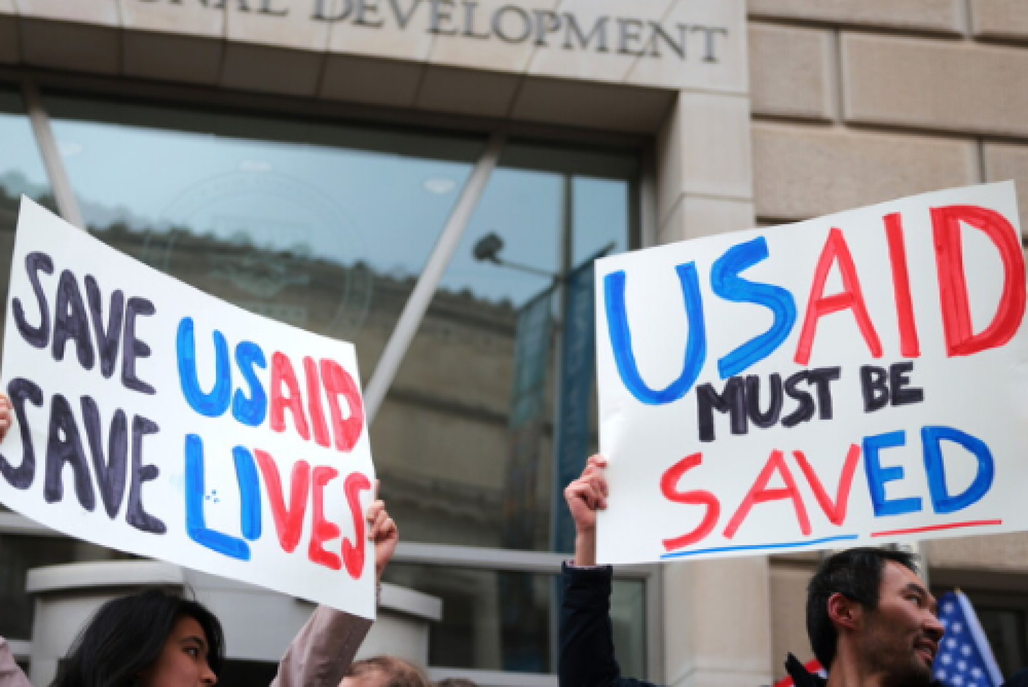 Manifestanti negli Stati Uniti contro lo smantellamento dell'USAID, l’Agenzia degli Stati Uniti per lo Sviluppo Internazionale. "Save USAID Save Lives", recita uno dei cartelli ("Salvare l'USAID, salvare vite")