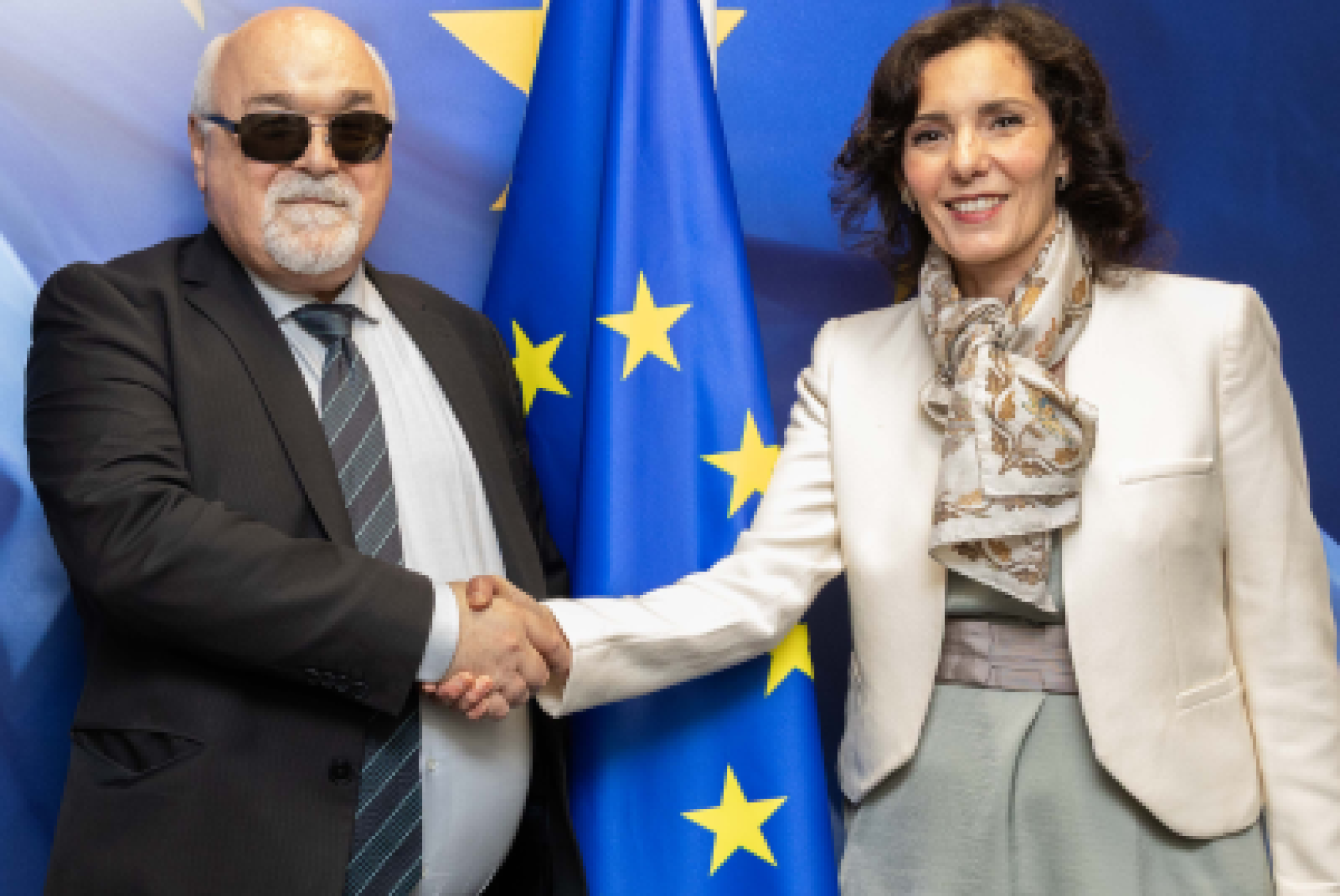 Yannis Vardakastanis, presidente dell’EDF, con Hadja Lahbib, commissaria europea per l’Uguaglianza, la Preparazione e la Gestione delle Crisi