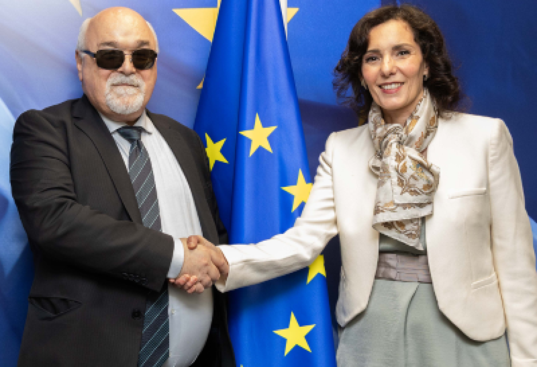 Yannis Vardakastanis, presidente dell’EDF, con Hadja Lahbib, commissaria europea per l’Uguaglianza, la Preparazione e la Gestione delle Crisi