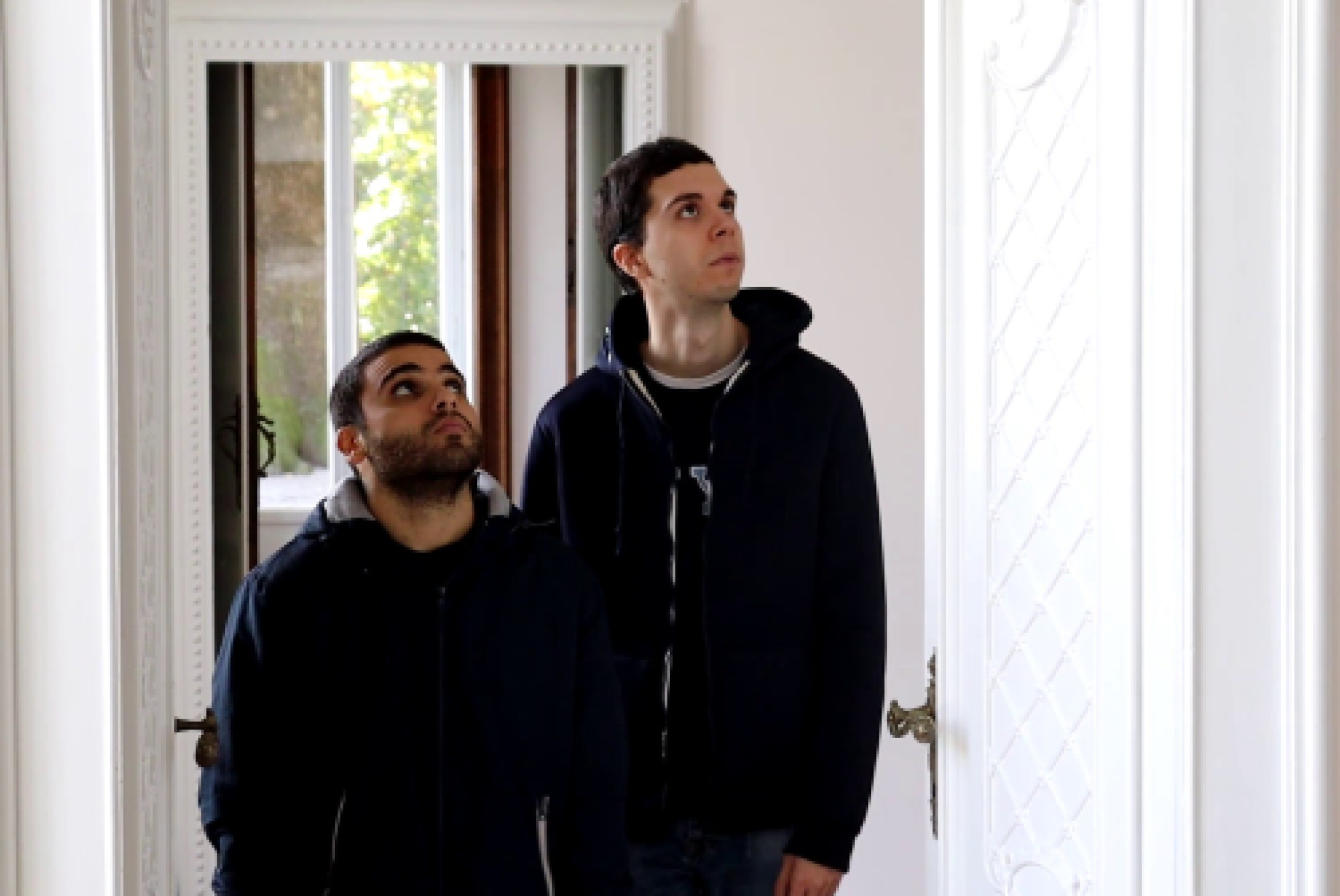 I due giovani protagonisti di "Villa del Grumello, un tesoro tra eccellenza e fragilità", in un'immagine del cortometraggio