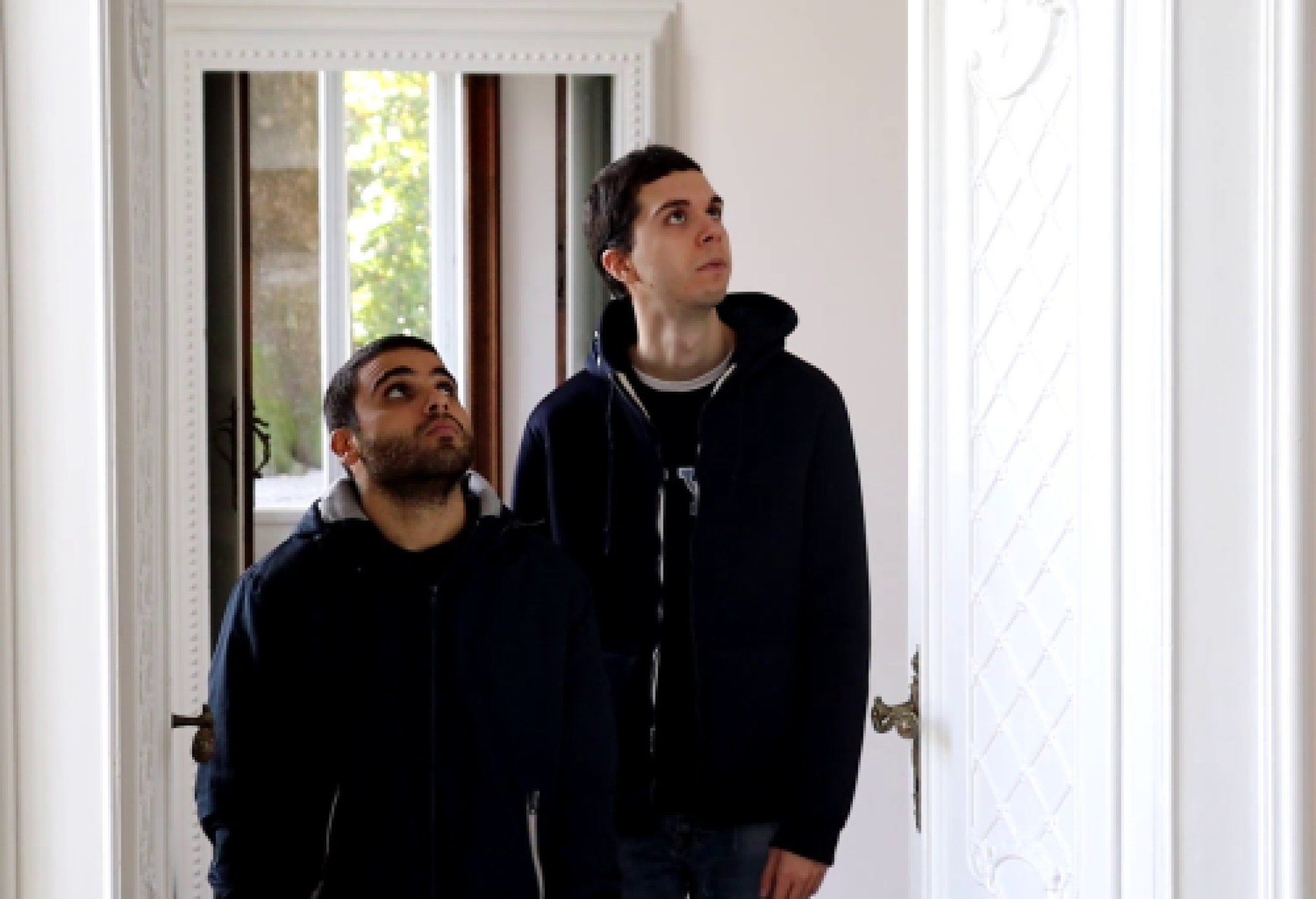 I due giovani protagonisti di "Villa del Grumello, un tesoro tra eccellenza e fragilità", in un'immagine del cortometraggio