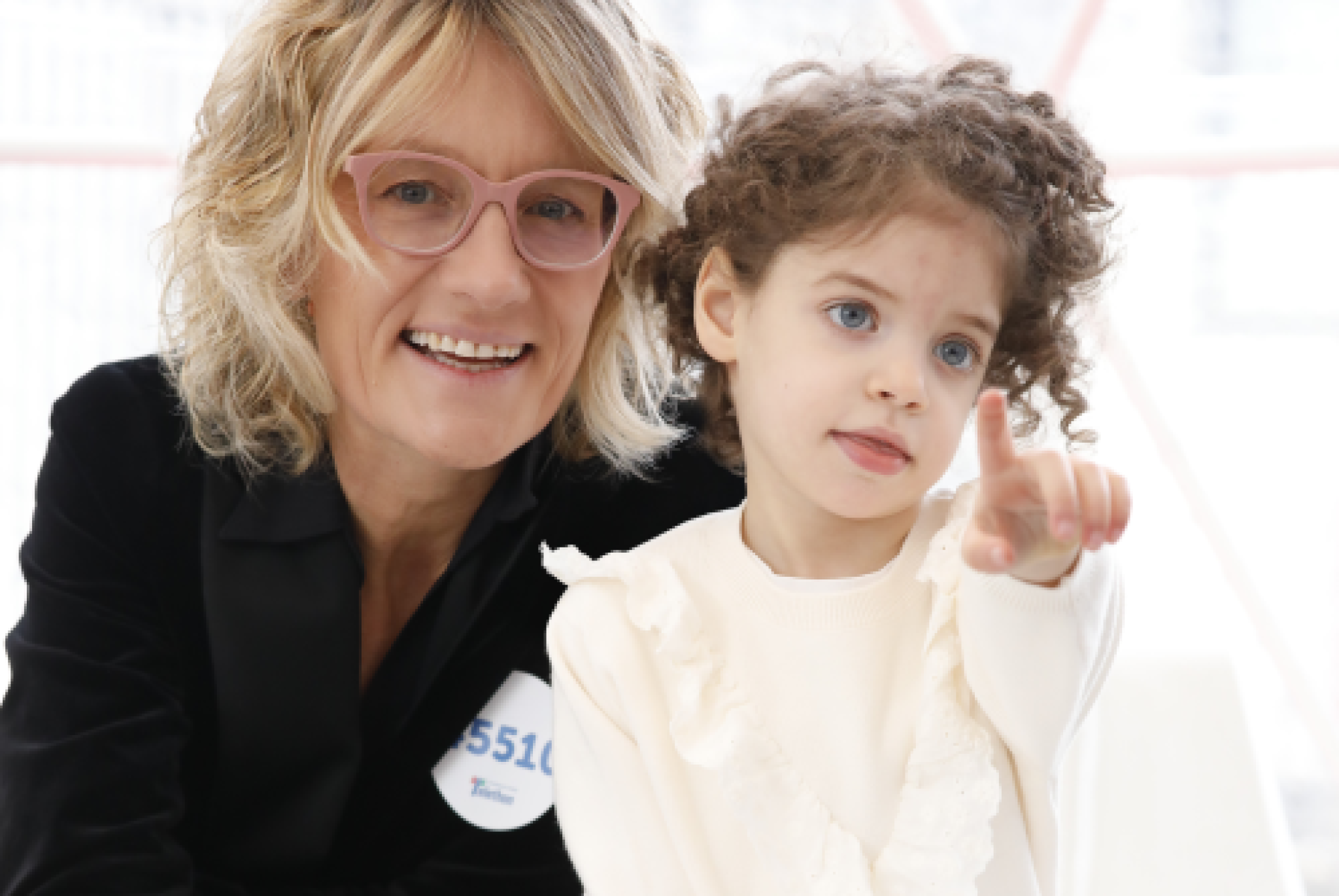 Ilaria Villa, direttrice generale della Fondazione Telethon, insieme a una bimba affetta da una malattia genetica rara