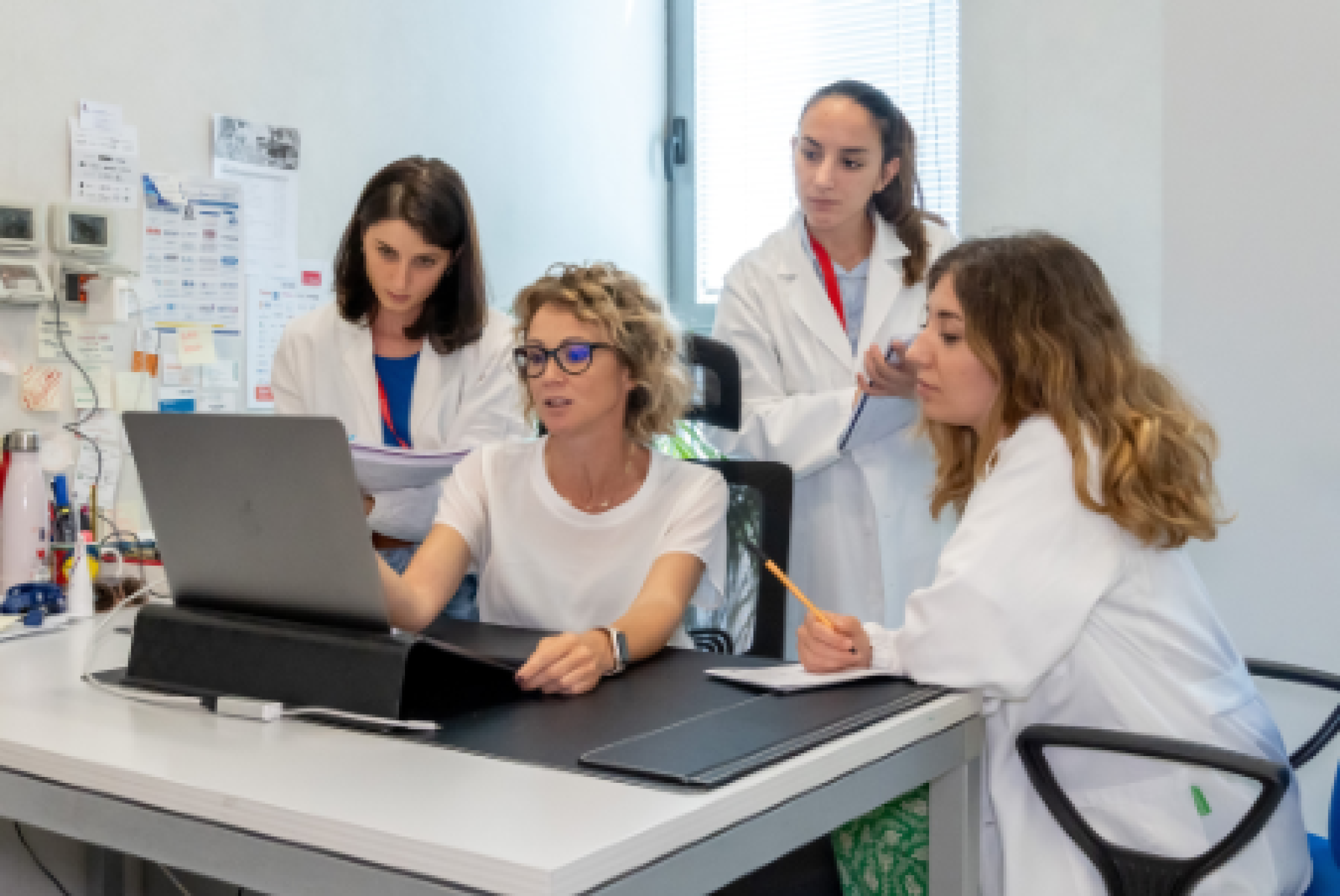 Elisabetta Volpe (al computer), responsabile del Laboratorio di Neuroimmunologia Molecolare della Fondazione Santa Lucia IRCCS di Roma, insieme al proprio staff