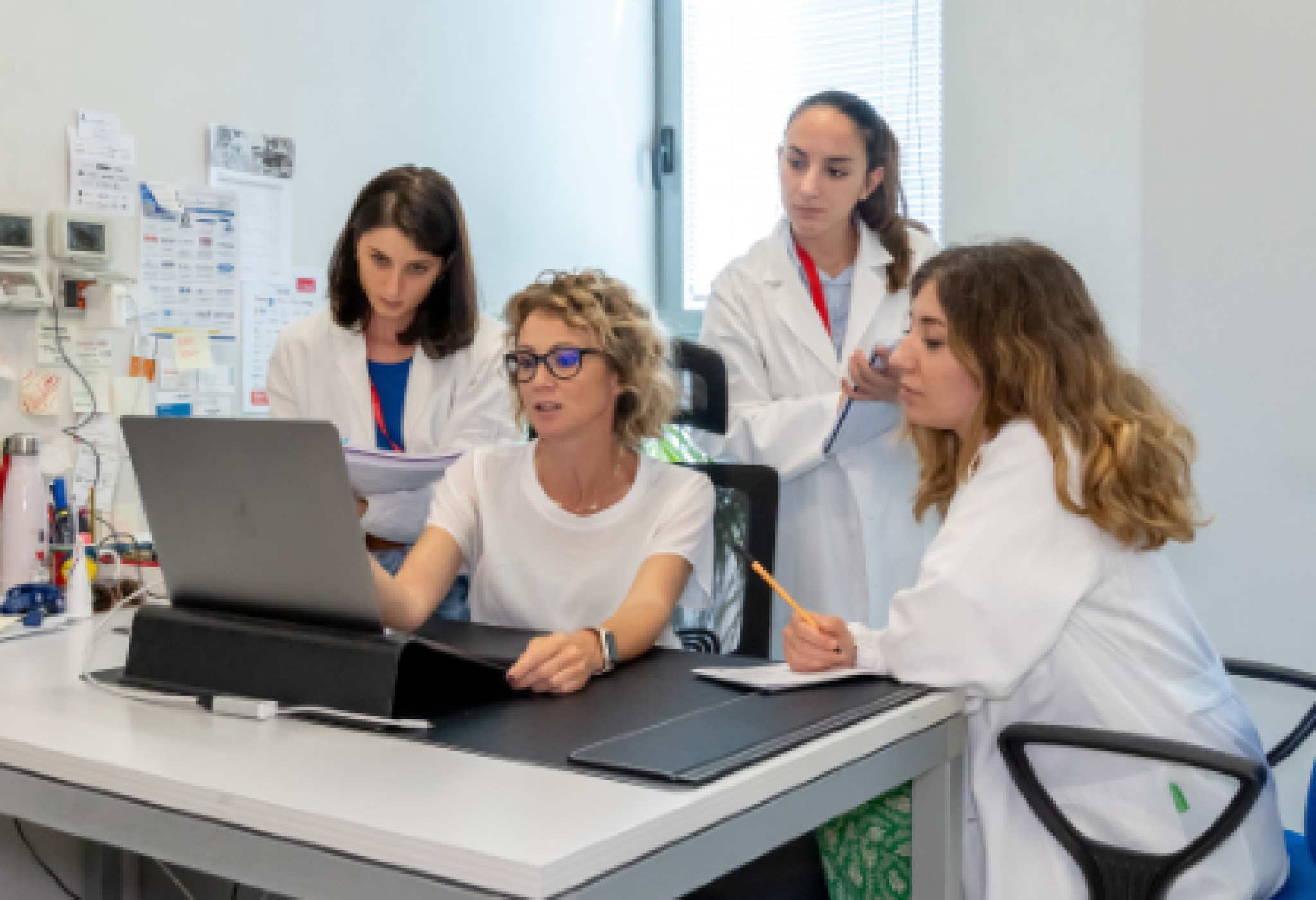 Elisabetta Volpe (al computer), responsabile del Laboratorio di Neuroimmunologia Molecolare della Fondazione Santa Lucia IRCCS di Roma, insieme al proprio staff