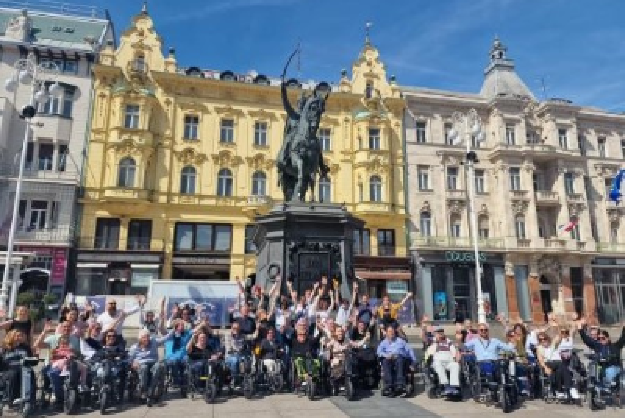 Foto di gruppo per numerosi partecipanti al Congresso di Zagabria della Federazione Europea ESCIF